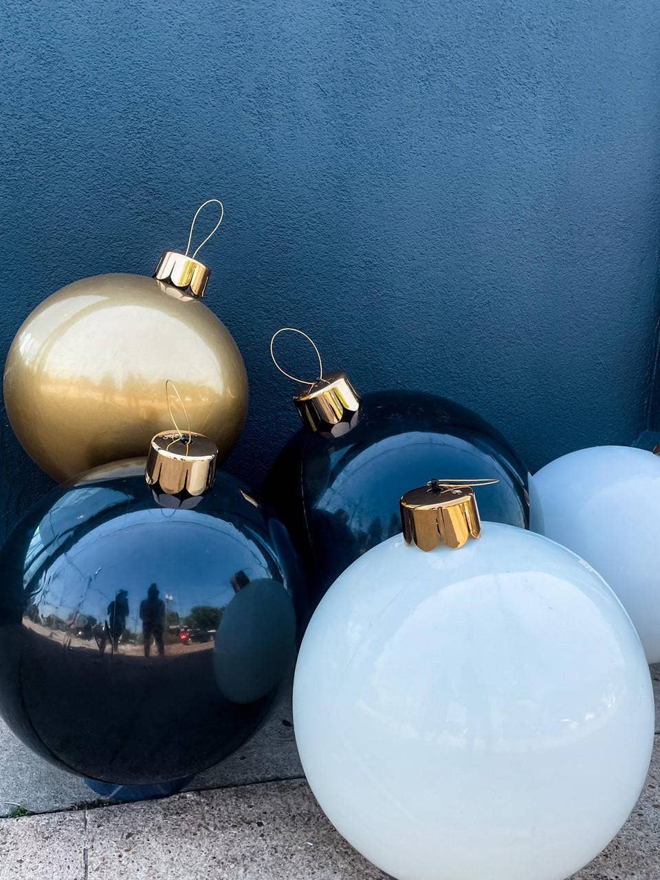 White Holiball®: 18"