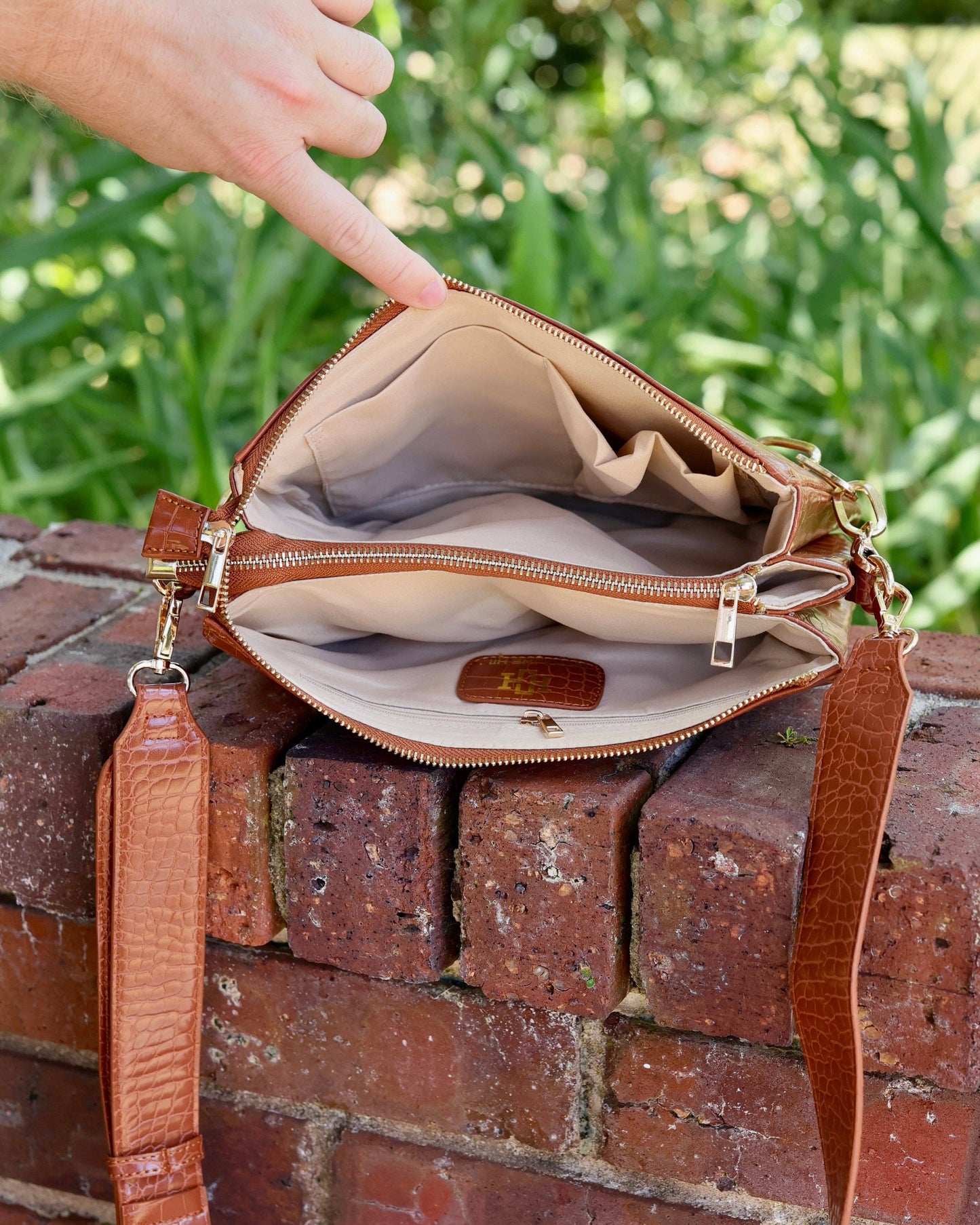 Ariana Crossbody Latte LD: Default