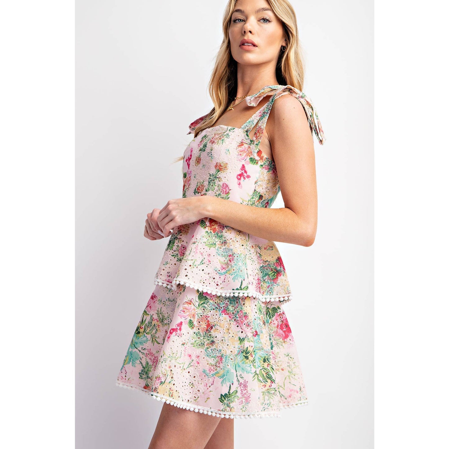 LOVELY PRINT EYELET TIERED MINI DRESS: Pink Mix / S-M-L(2-2-2)